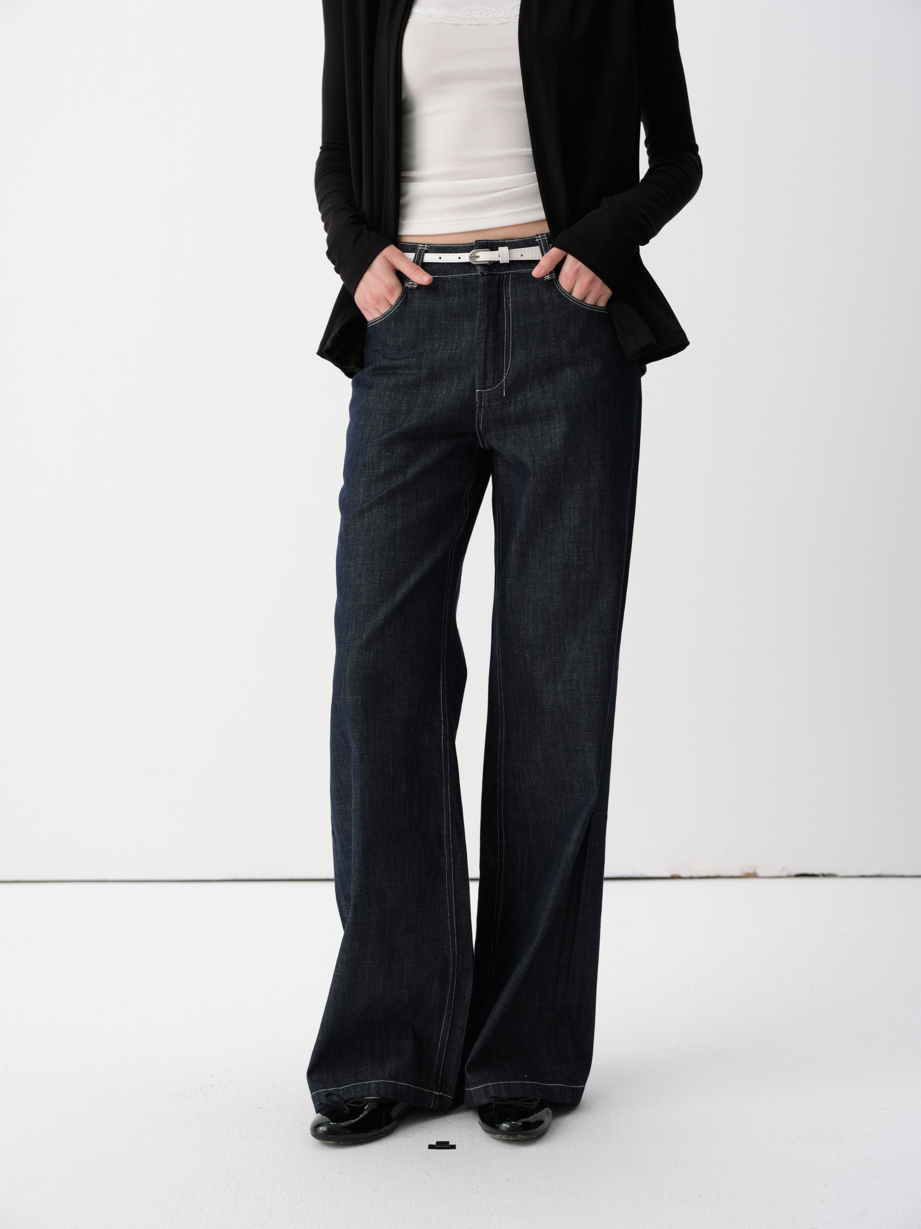 Low-Rise Contrast Topstitch Straight Wide-Leg Jeans Blue