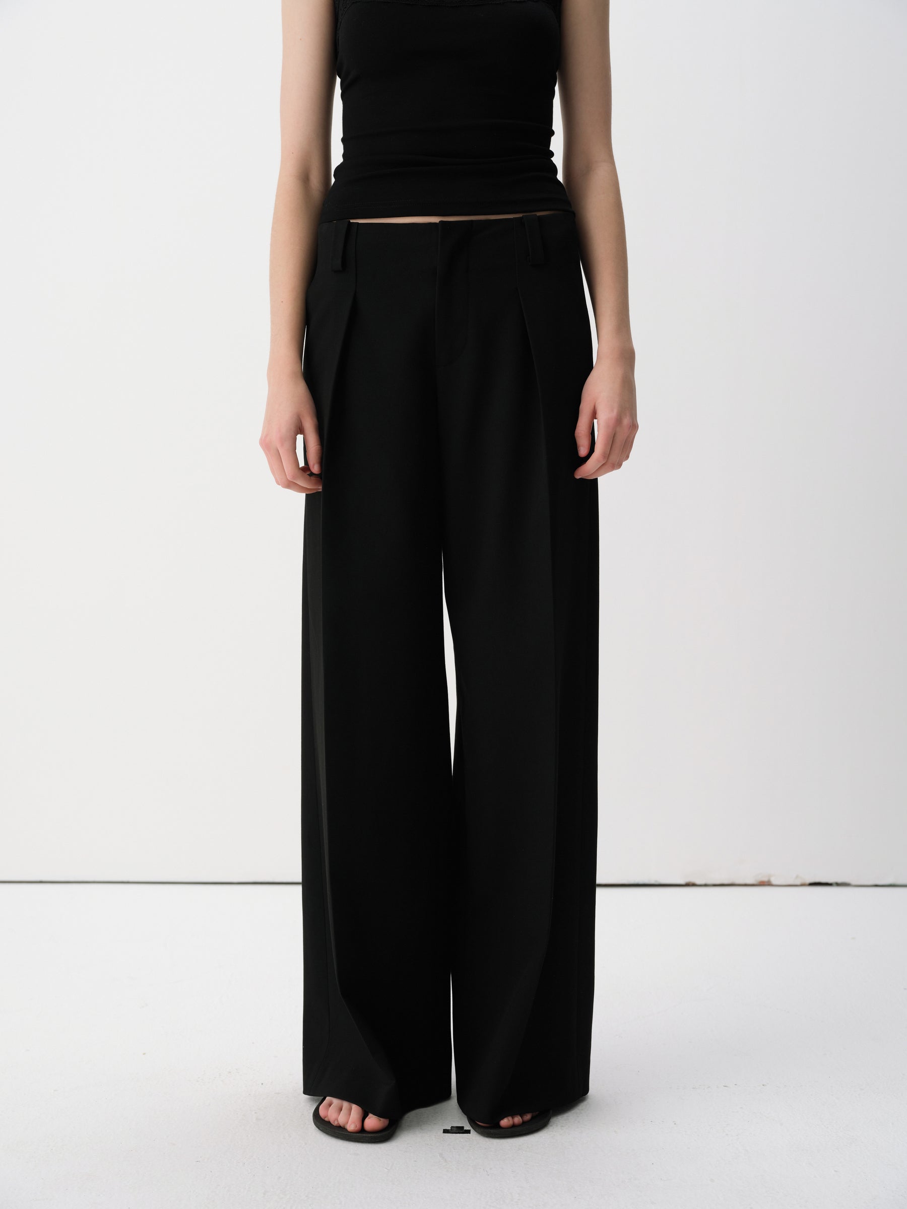 Low-Rise Pleated Relaxed Wide-Leg Trousers Black