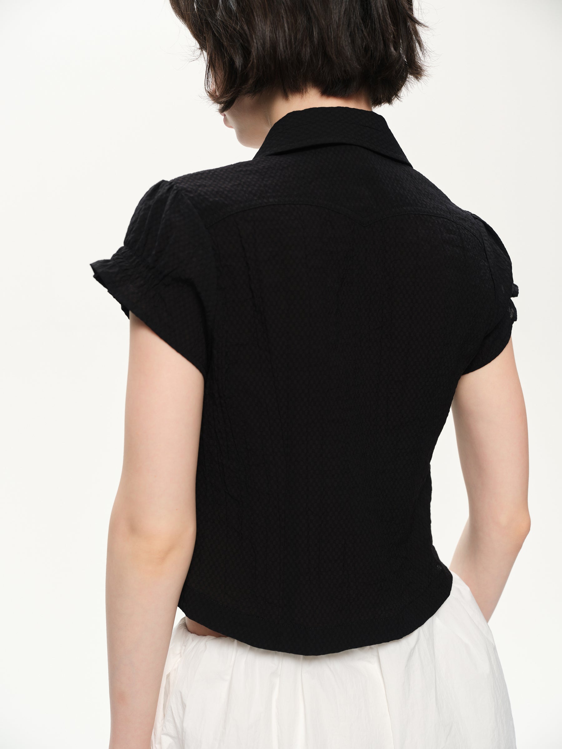 Hidden pattern bubble sleeves fitted short-sleeved shirt black