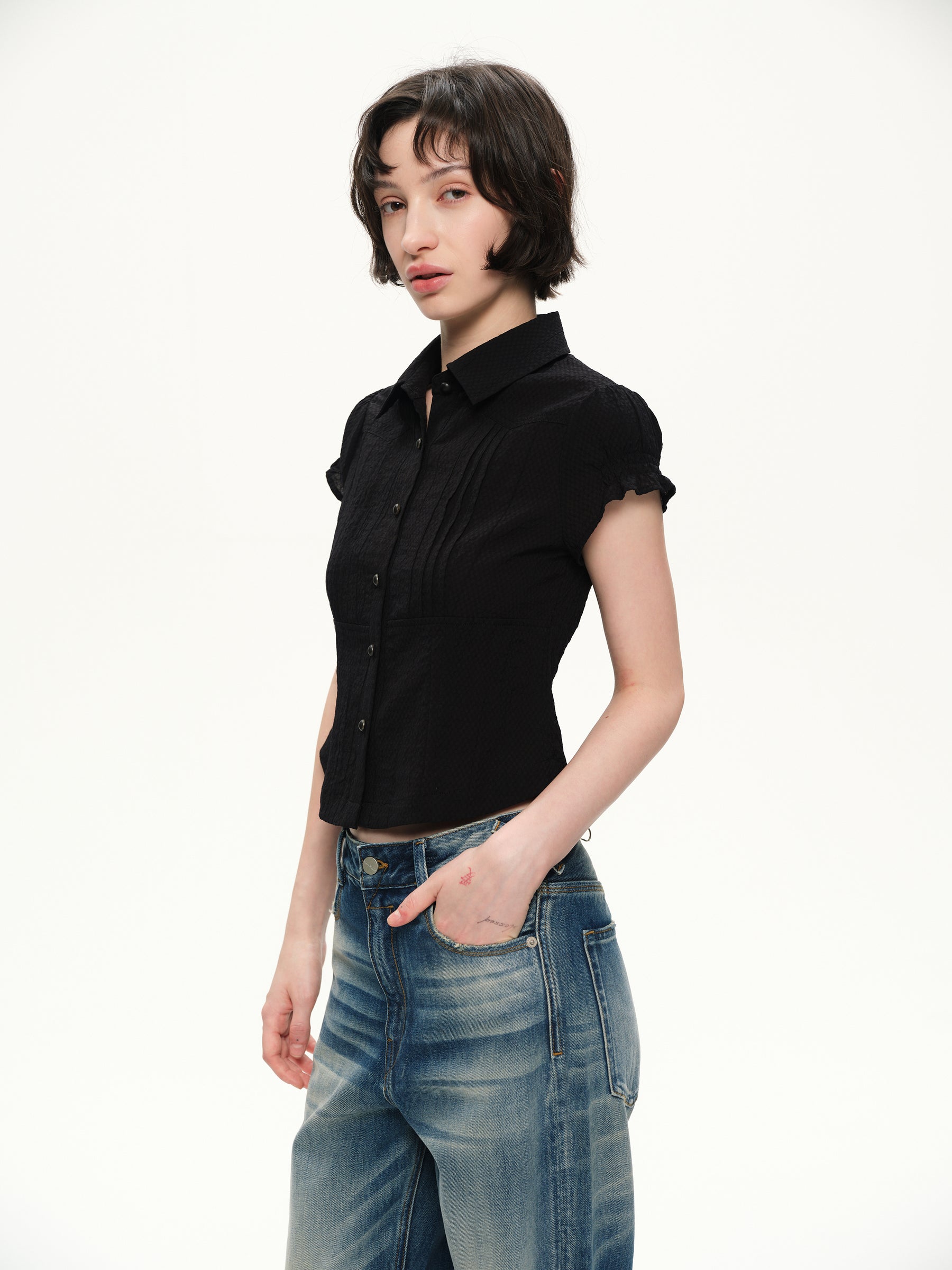 Hidden pattern bubble sleeves fitted short-sleeved shirt black