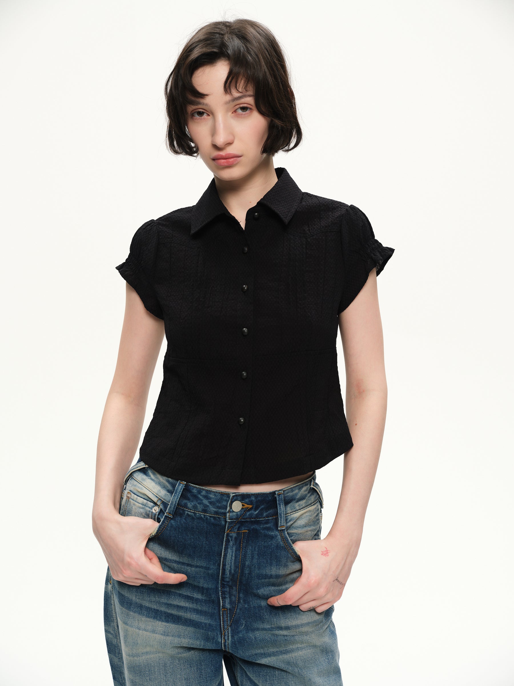 Hidden pattern bubble sleeves fitted short-sleeved shirt black