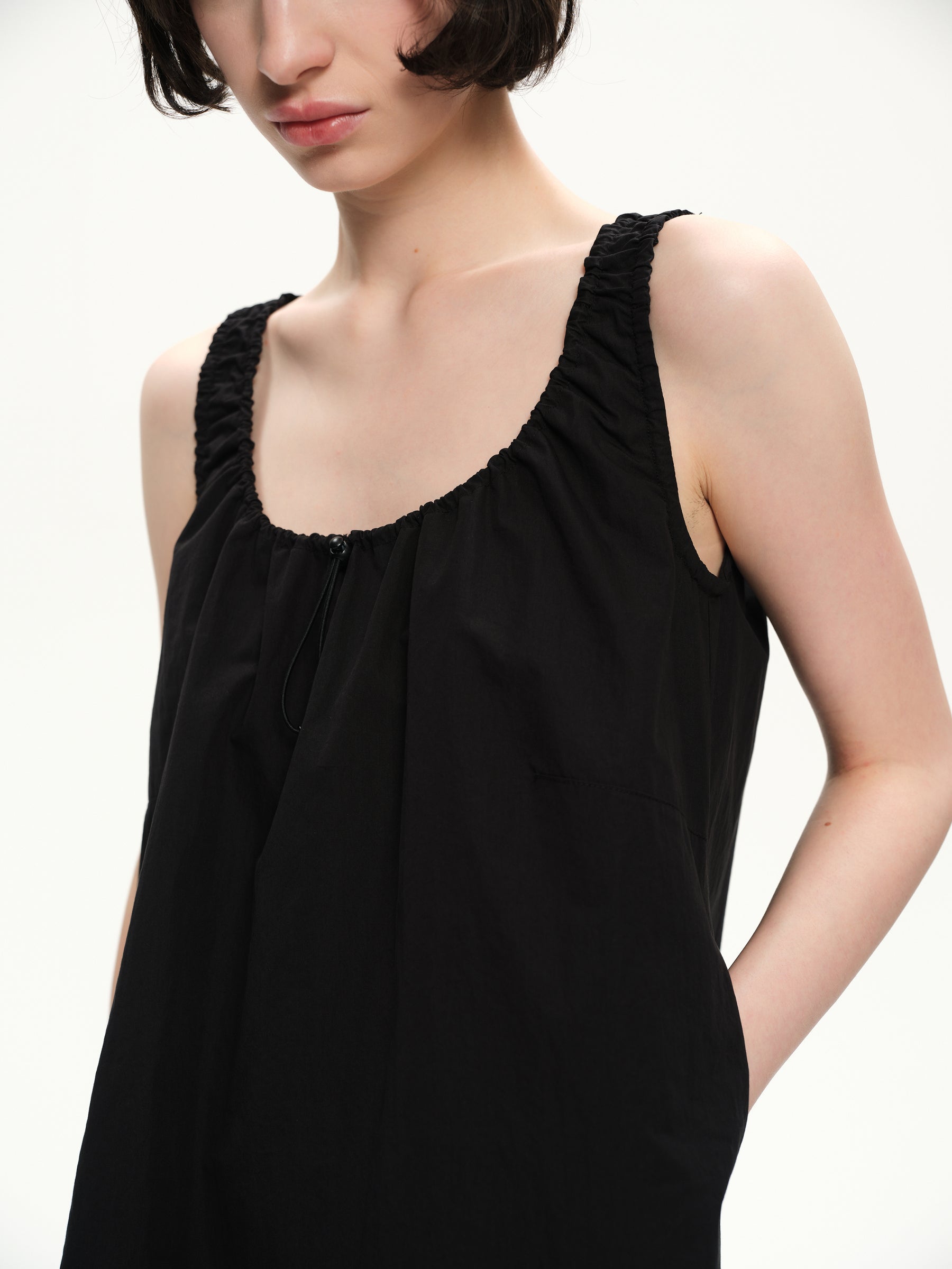 U-neck strap a-line dress black