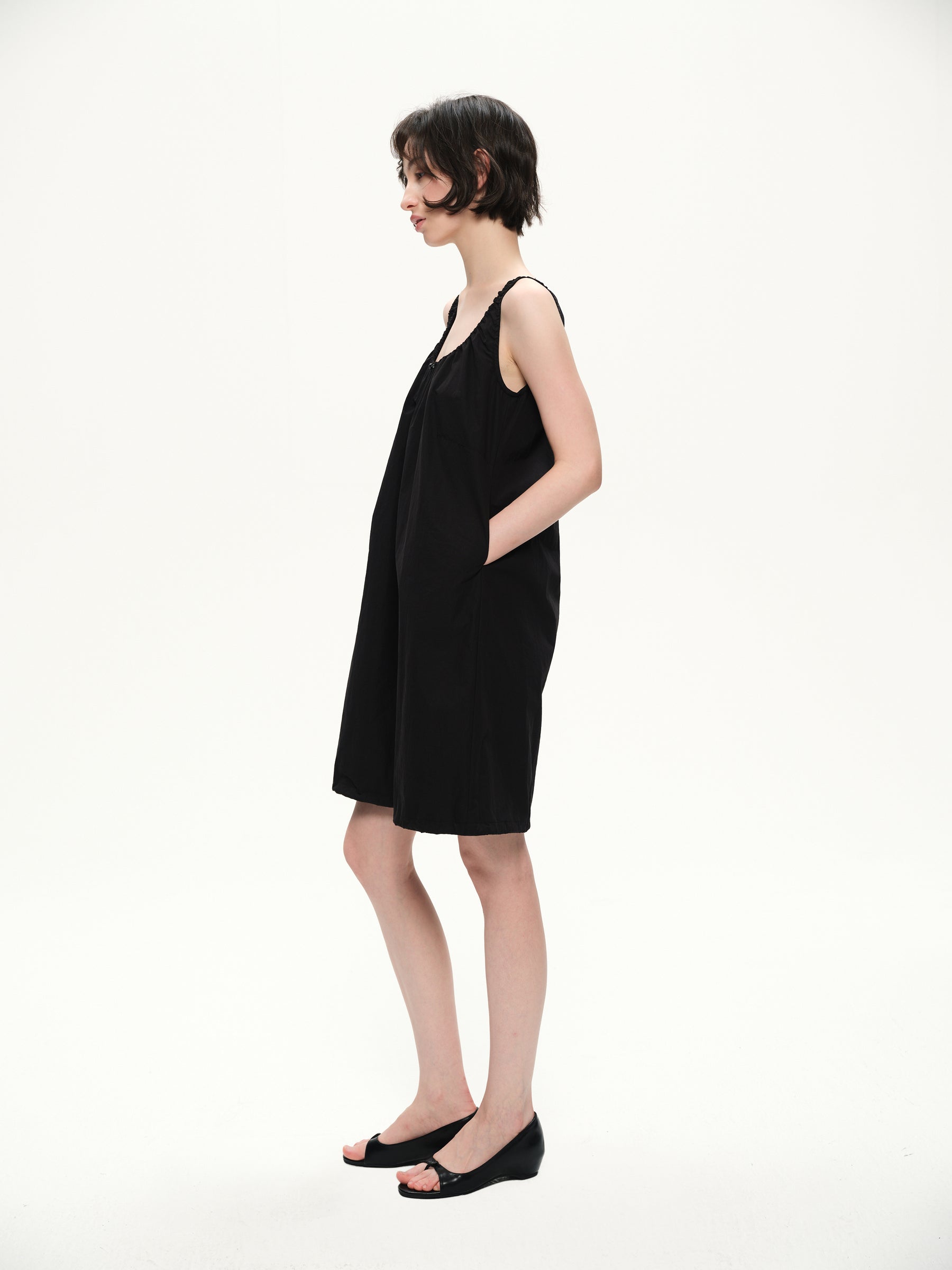 U-neck strap a-line dress black