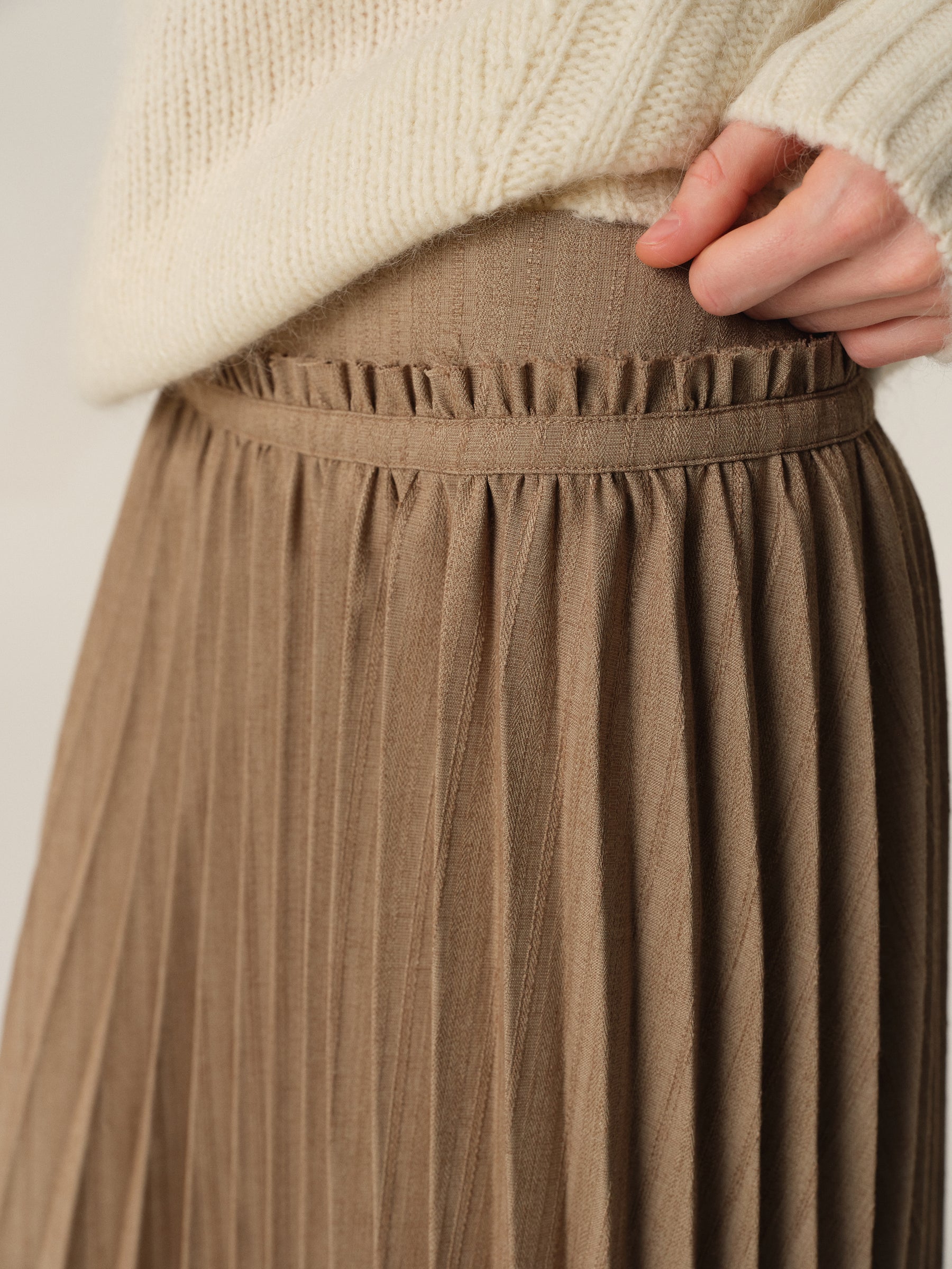Mid-Low Waist Raw Hem Pleated Textured Midi Skirt khaki