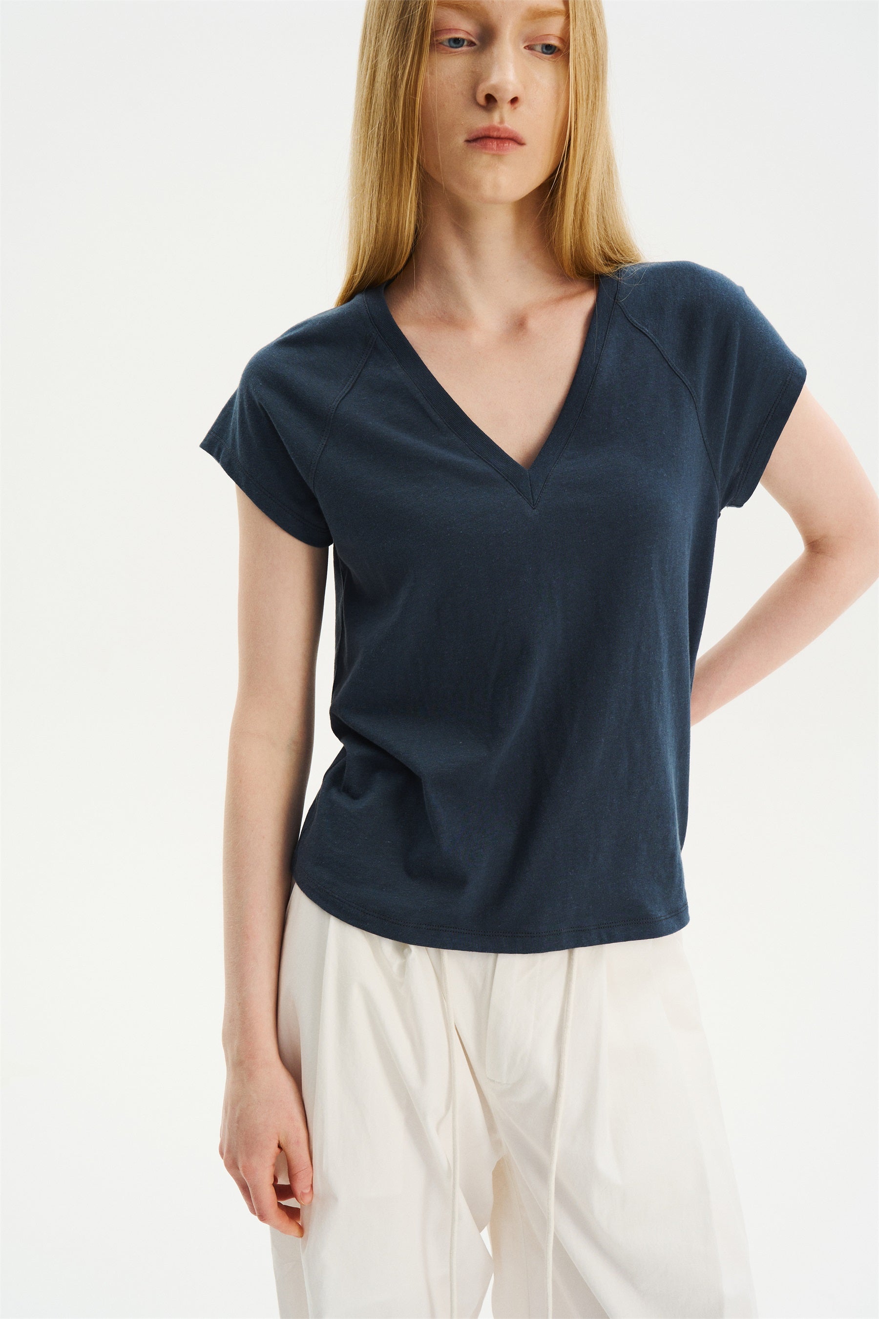 Textured Snowy Cotton-Hemp V-Neck T-Shirt Blue