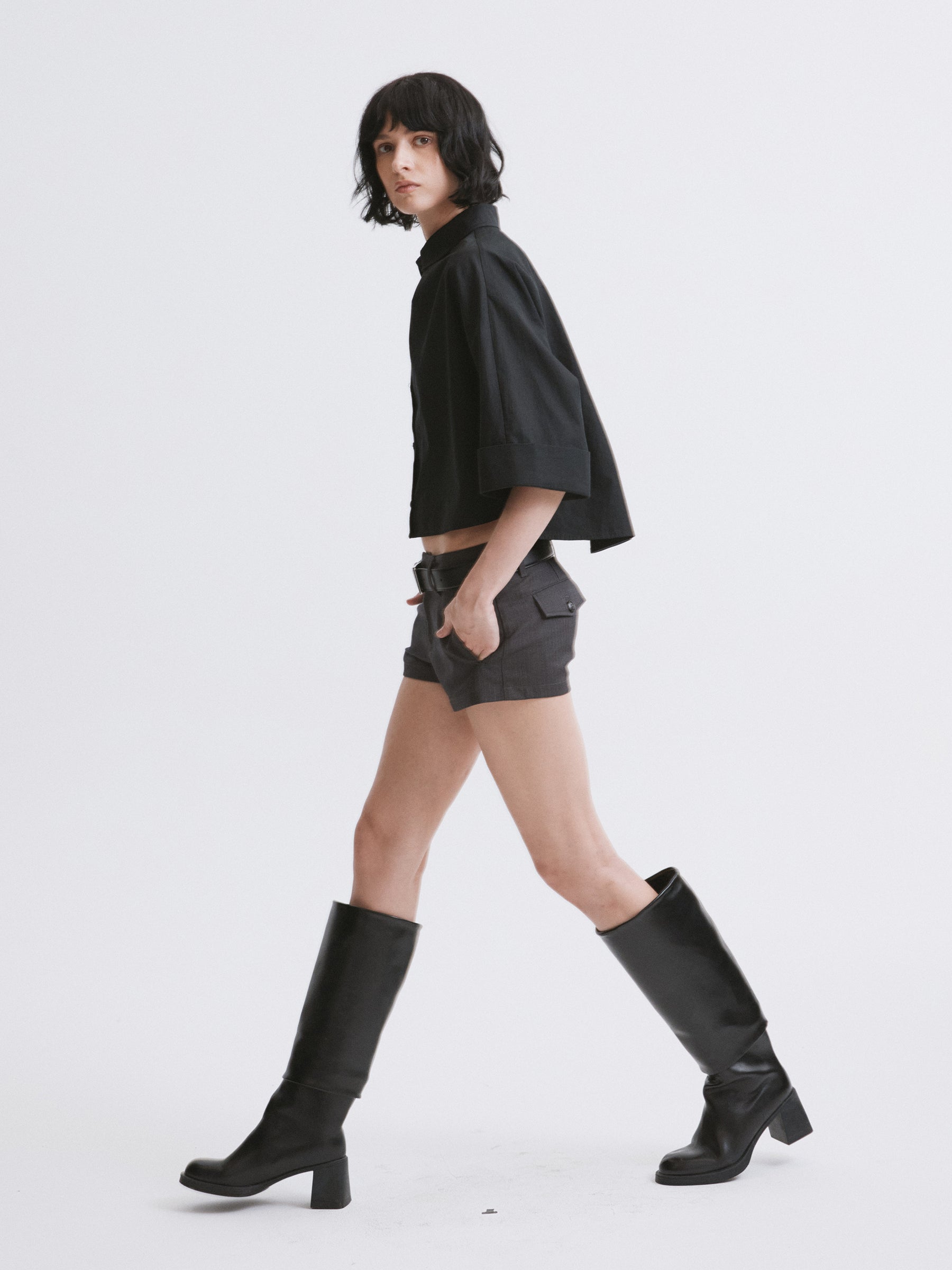 Skin-Friendly Mugwort Cotton Cropped Relaxed 5-Sleeve Shirt Black
